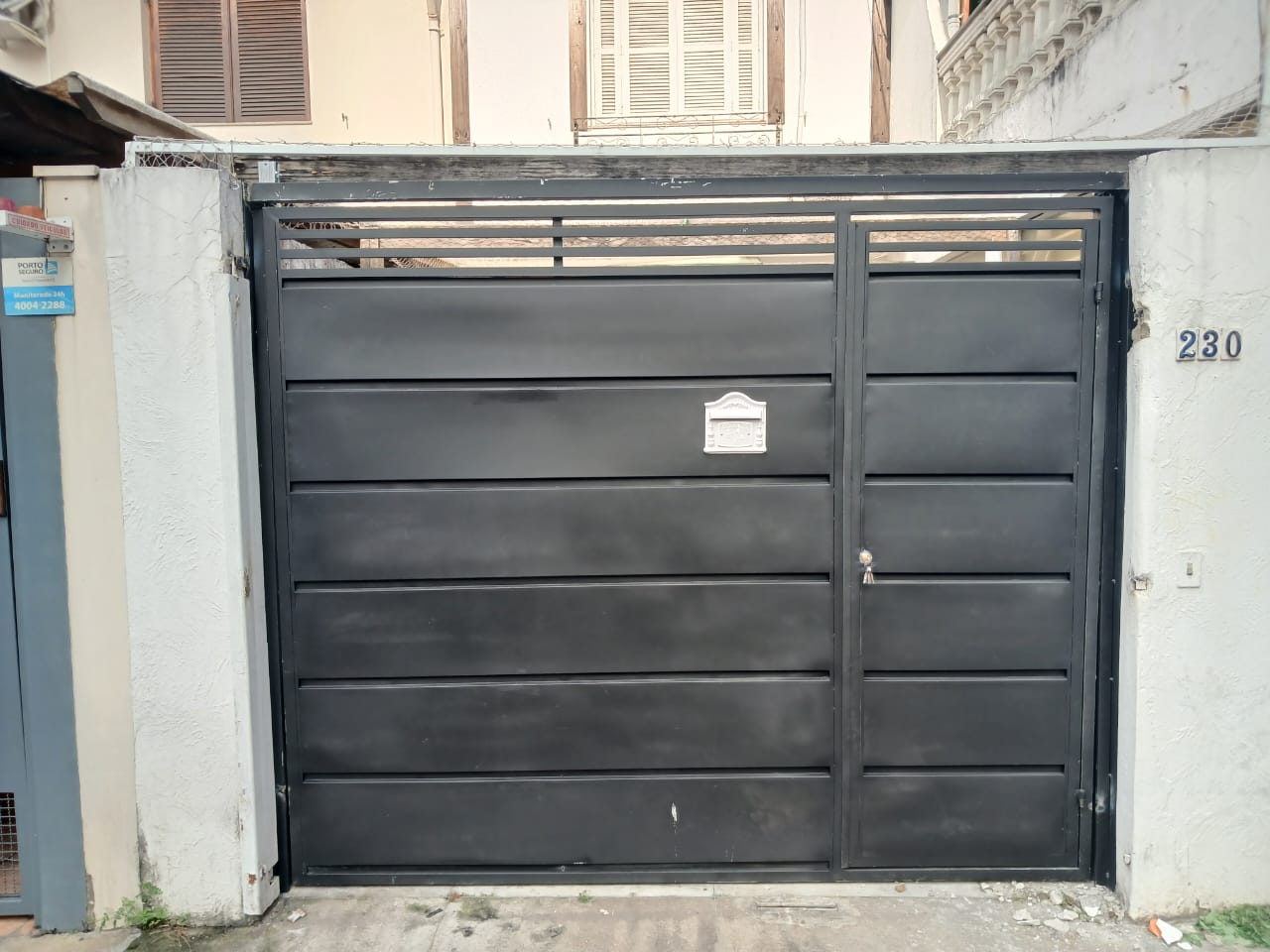 Portão preto com porta social