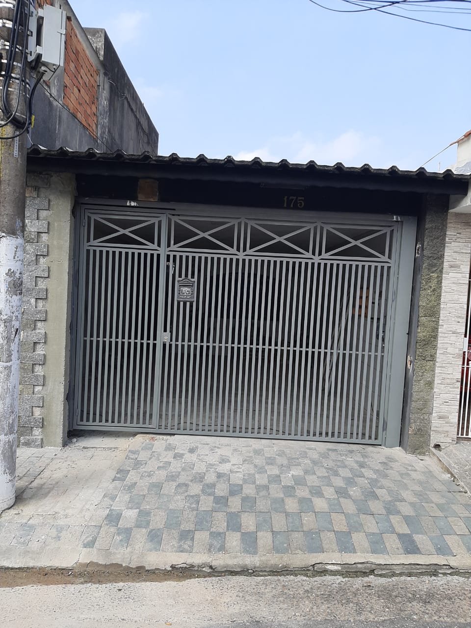 Portão de grade cinza